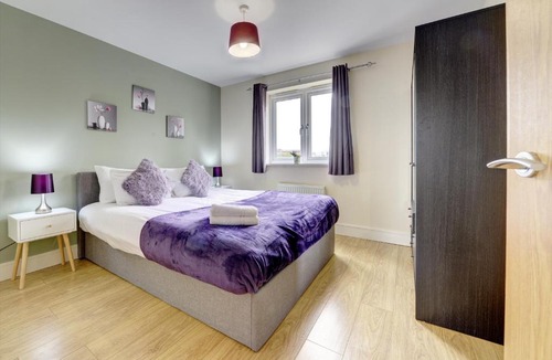 Rugby Apartment | Modern Comfort, 2BR, Ensuite, Parking