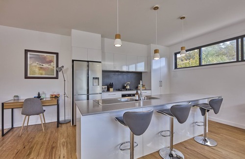 West Launceston House | Modern Comfort Meets Natural Beauty – A Perfect Getaway!