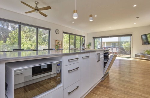 West Launceston House | Modern Comfort Meets Natural Beauty – A Perfect Getaway!