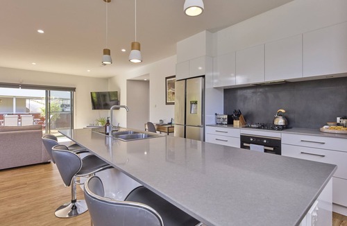 West Launceston House | Modern Comfort Meets Natural Beauty – A Perfect Getaway!