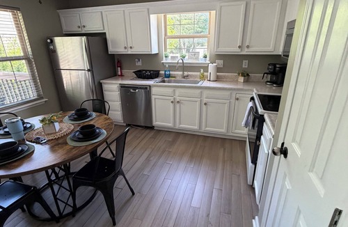 Shepherdsville House | Modern Comfort Bourbon Trail & Derby Fenced yard full kitchen parking