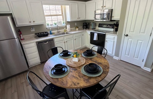 Shepherdsville House | Modern Comfort Bourbon Trail & Derby Fenced yard full kitchen parking