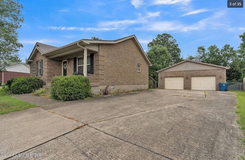 Shepherdsville House | Modern Comfort Bourbon Trail & Derby Fenced yard full kitchen parking