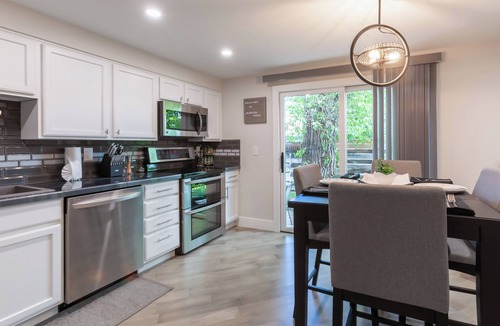 Jackson Condo | Modern Comfort in Prime Location: Stylishly Remodeled Condo Steps from Downtown