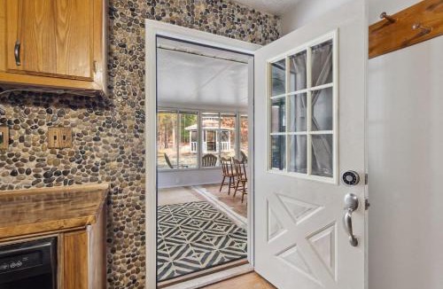 St. Helen House | Modern Comfort Quiet, Clean & Central Hot Tub!