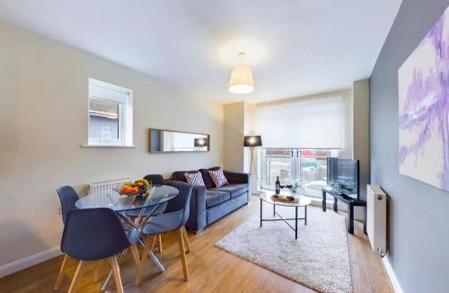 Oxford Apartment | Modern Comfortable 2 & 3 Bed Apartments, Free Parking, Wifi, Headington, Close to Hospitals, Science Park & Brookes University