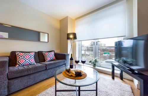 Oxford Apartment | Modern Comfortable 2 & 3 Bed Apartments, Free Parking, Wifi, Headington, Close to Hospitals, Science Park & Brookes University