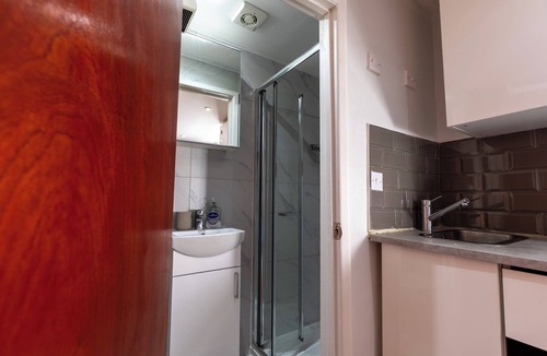 Luton House | Modern Comfortable Studio with kitchenette for 1-2 people, close to station