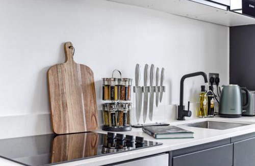 Fortis Green Apartment | Modern Comforts 2 BD Flat - Sleeps 5
