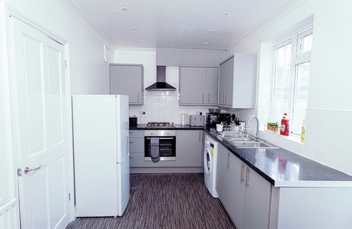 Hatfield House | Modern,comfy 2 Bedroom House in Hatfield, Town Centre, Free Parking!