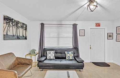 Royal Poinciana House | Modern & Comfy 2 BR Mins to Beach & Casino #191