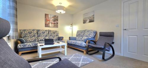 Radbourne House | Modern Comfy 3 Bed Home - Free 2 space driveway - Free road parking - Free Netflix