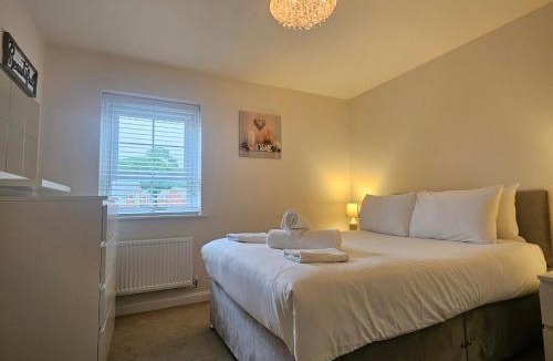 Radbourne House | Modern Comfy 3 Bed Home - Free 2 space driveway - Free road parking - Free Netflix
