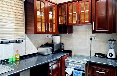 Accra Apartment | Modern Comfy & Quiet Close to Highway