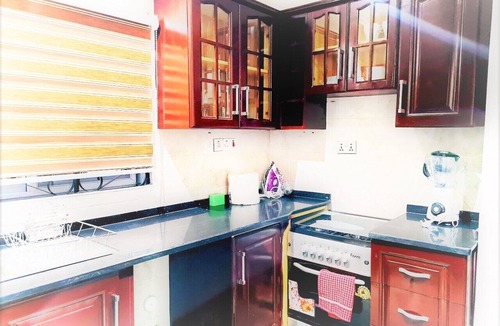 Accra Apartment | Modern Comfy & Quiet Close to Highway