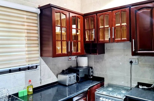 Accra Apartment | Modern Comfy & Quiet Close to Highway