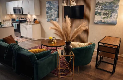 Downtown Memphis Apartment | Modern Condo Prime Area | Beale St + Gated Parking