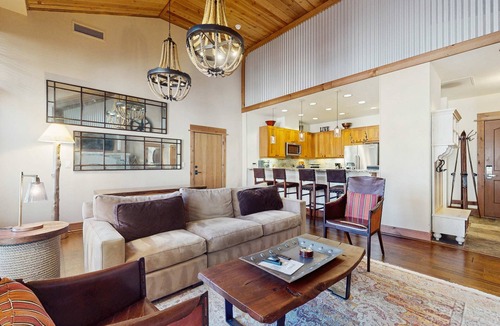 Truckee Condo | Modern condo with shared hot tub, fireplace, and walk to lifts - golf nearby