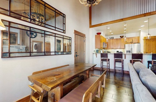 Truckee Condo | Modern condo with shared hot tub, fireplace, and walk to lifts - golf nearby