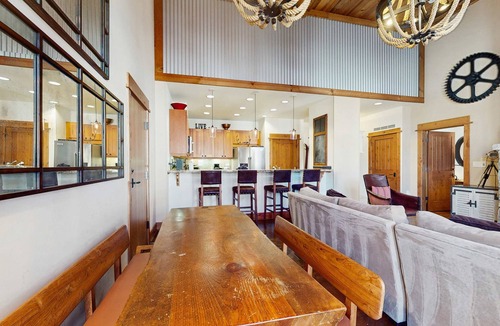 Truckee Condo | Modern condo with shared hot tub, fireplace, and walk to lifts - golf nearby