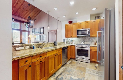 Truckee Condo | Modern condo with shared hot tub, fireplace, and walk to lifts - golf nearby