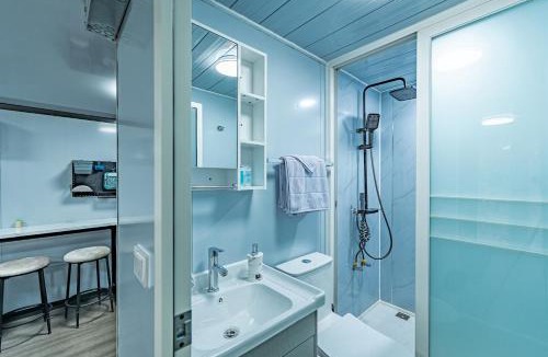 True House | Modern Container Home Private Hot Tub & Fire Pit Near Pipestem State Park