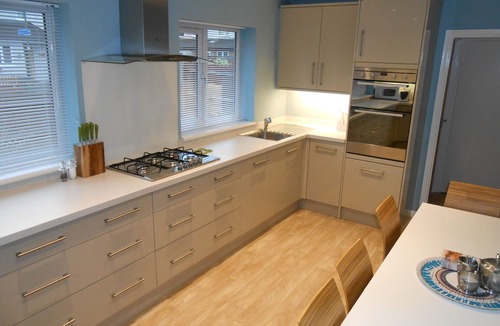 Epsom House | Modern Contemporary Bungalow With Sunny Garden, Sleeps 9, Easy access to London