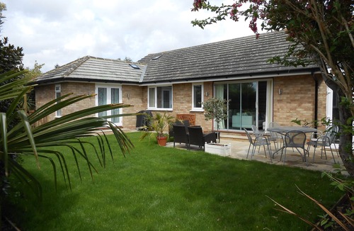 Epsom House | Modern Contemporary Bungalow With Sunny Garden, Sleeps 9, Easy access to London
