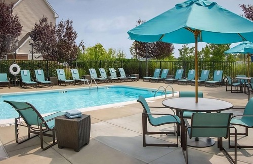 Charleston Hotel | Modern Convenience Meets Comfort in Charleston! Pool, Pets are Allowed Here