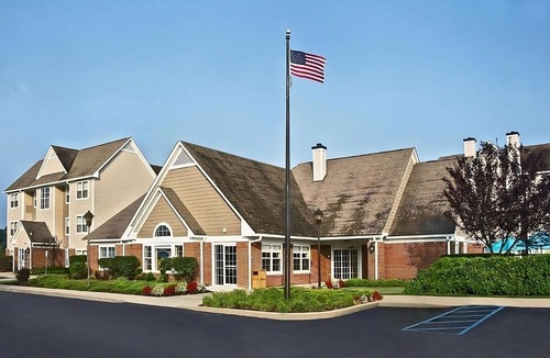 Charleston Hotel | Modern Convenience Meets Comfort in Charleston! Pool, Pets are Allowed Here
