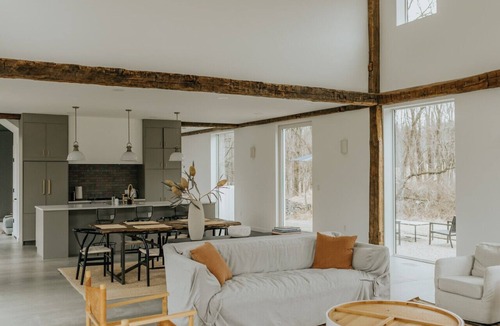 Hyde Park House | Modern Converted Barn with Hot Tub!