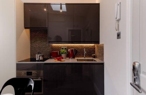 Pembridge Apartment | Modern & cosy micro studio at 4th floor
