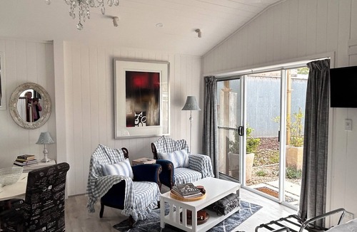 Strathalbyn Bed & Breakfast | Modern, cosy, studio retreat. 32 square metres of living. Easy access to town.