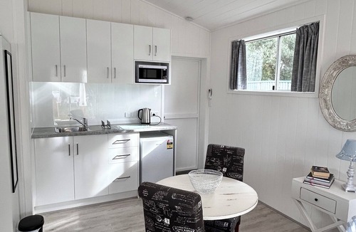 Strathalbyn Bed & Breakfast | Modern, cosy, studio retreat. 32 square metres of living. Easy access to town.