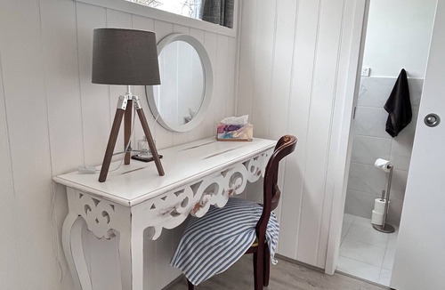 Strathalbyn Bed & Breakfast | Modern, cosy, studio retreat. 32 square metres of living. Easy access to town.