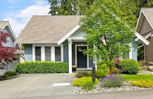 Regional District of Nanaimo Cottage | Modern Cottage at Qualicum Landing