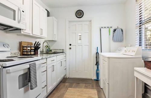 Gateway Park House | Modern Cottage-Parking close to UF available. 5 min to UF & Hospitals