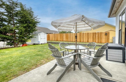 Long Beach House | Modern cottage with covered deck grill & fireplace - walk to beach-bars-dining