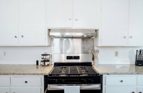 Montgomery House | Modern Cozy 2BR | Pet-Friendly Fast WiFi