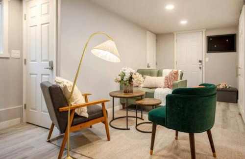 Bryn Mawr-Skyway House | Modern Cozy Bright 2BR Lower Unit w private entry
