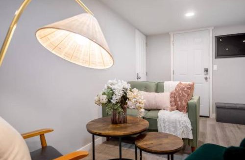 Bryn Mawr-Skyway House | Modern Cozy Bright 2BR Lower Unit w private entry