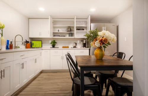 Bryn Mawr-Skyway House | Modern Cozy Bright 2BR Lower Unit w private entry