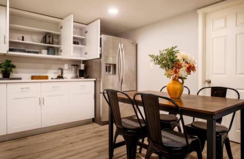 Bryn Mawr-Skyway House | Modern Cozy Bright 2BR Lower Unit w private entry