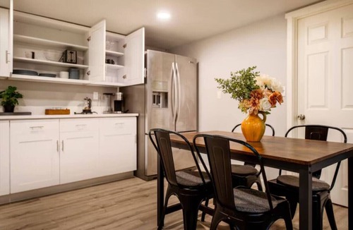 Bryn Mawr-Skyway House | Modern Cozy Bright 2BR Lower Unit w/private entry