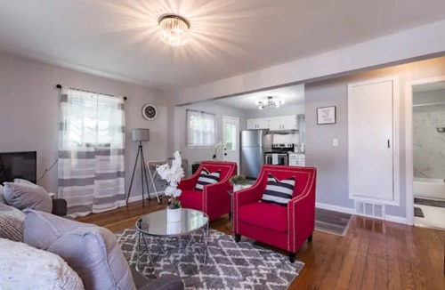 Center House | Modern & Cozy Cape | 4 Bedroom House | Central Location