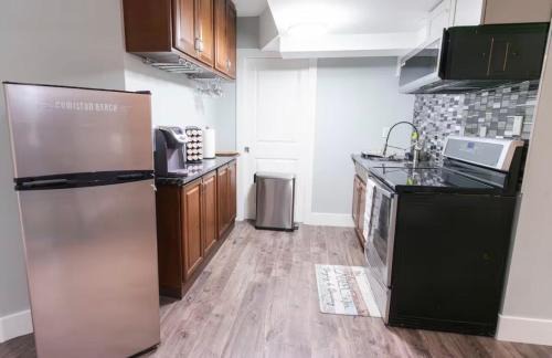 London House | Modern Cozy Executive Suite with Private Entrance