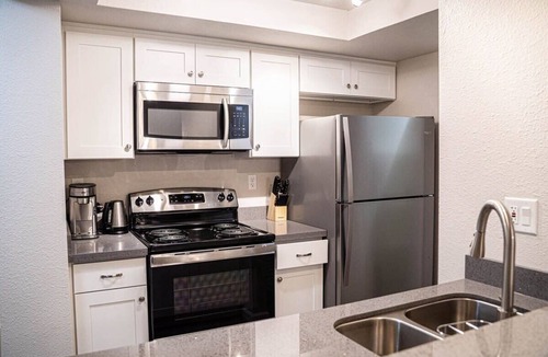Bridle Trails Condo | Modern & Cozy Microsoft Campus Condo with Parking