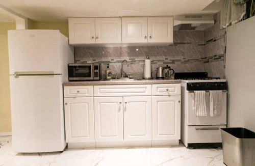 Queens House | Modern Cozy Private Suite Near JFK