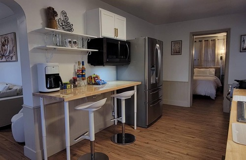 Mount Saint Joseph House | Modern Cozy Retreat: 2 King, 1 Queen, PS5, & Sunroom