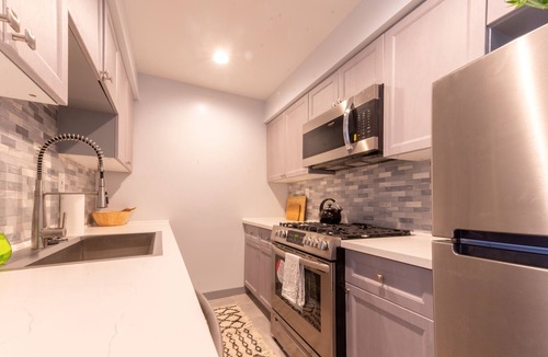 Wilshire Montana Apartment | Modern & Cozy Spacious 1BR/1BA – 0.6 mi from the Beach